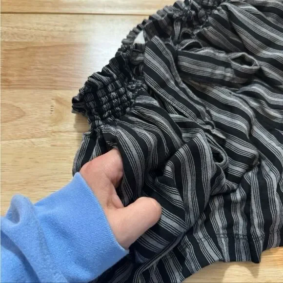 Hollister Black and Gray Ultra High Rise Paperbag Shorts w Pockets - Size Medium - Picture 3 of 5